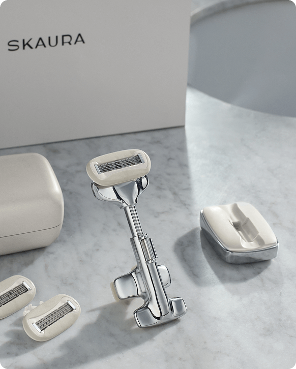Skaura razor set with handles and blades on a marble surface