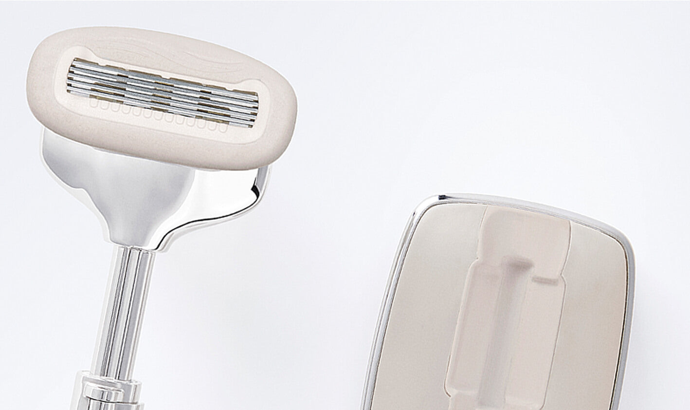SKAURA premium razor on a light gray background