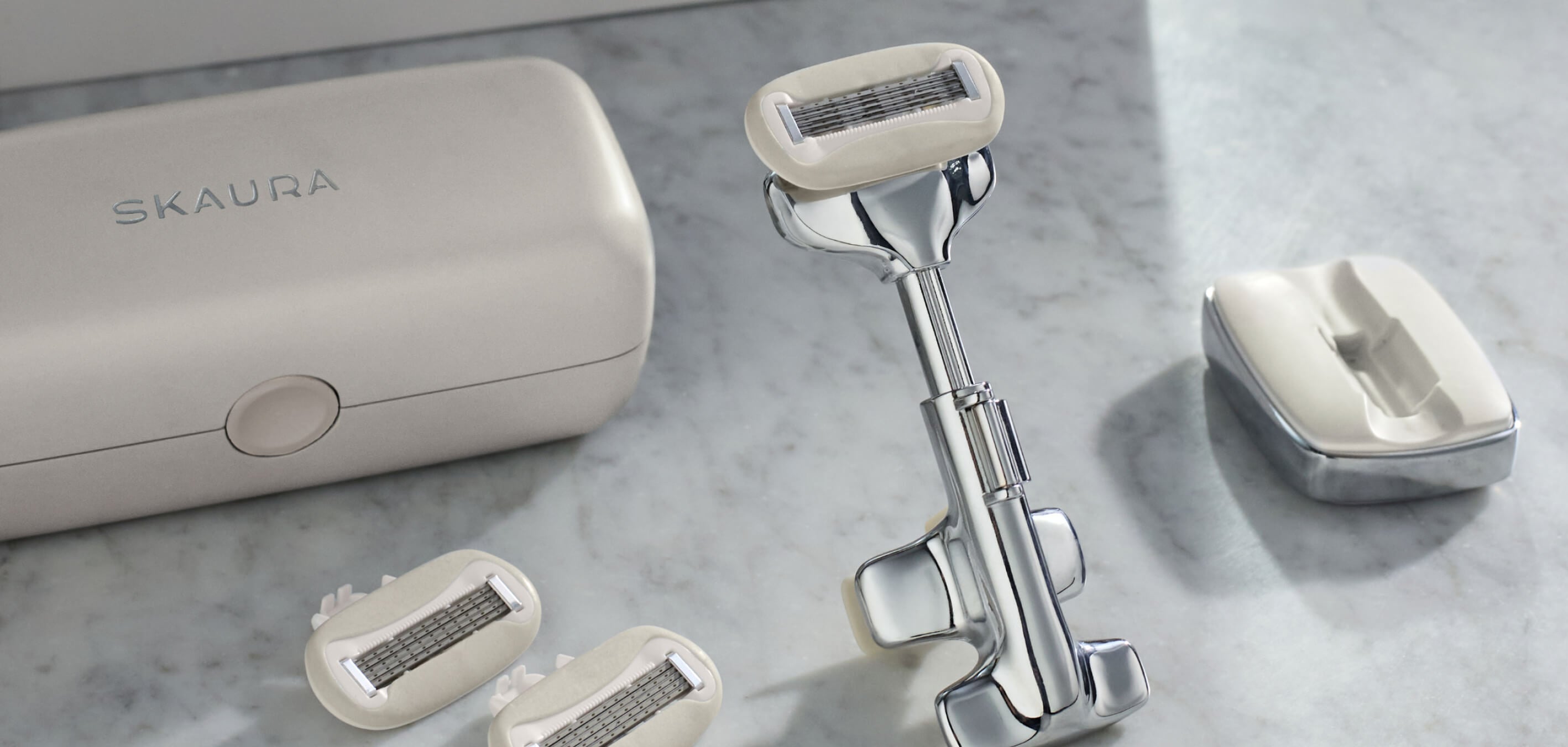 Skaura razor and accessories on a gray surface